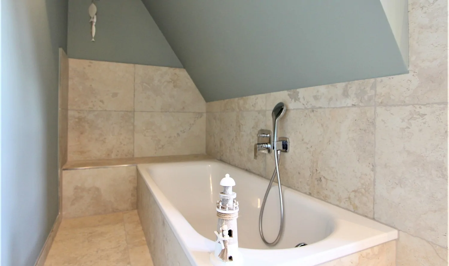 KfW 55-Standard: Hochwertig eingerichtete Doppelhaushälfte unter Reet