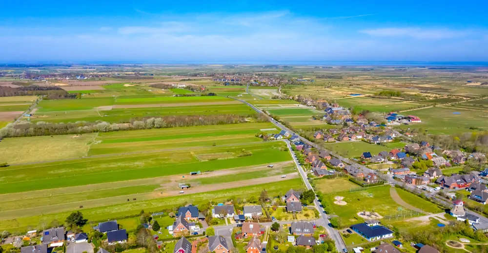 KfW 55-Standard: Hochwertig eingerichtete Doppelhaushälfte unter Reet