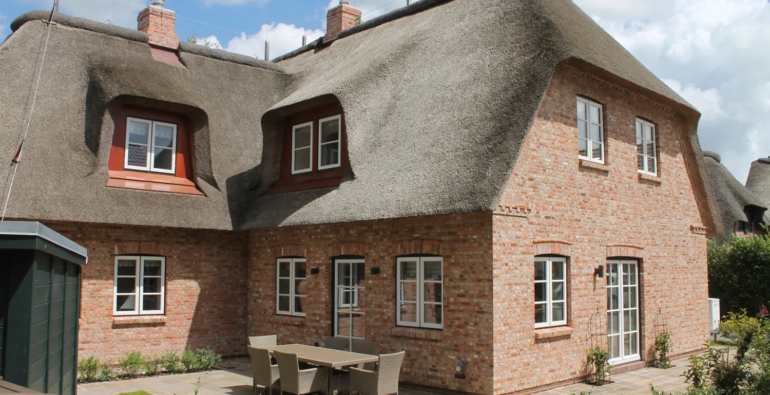 KfW 55-Standard: Hochwertig eingerichtete Doppelhaushälfte unter Reet