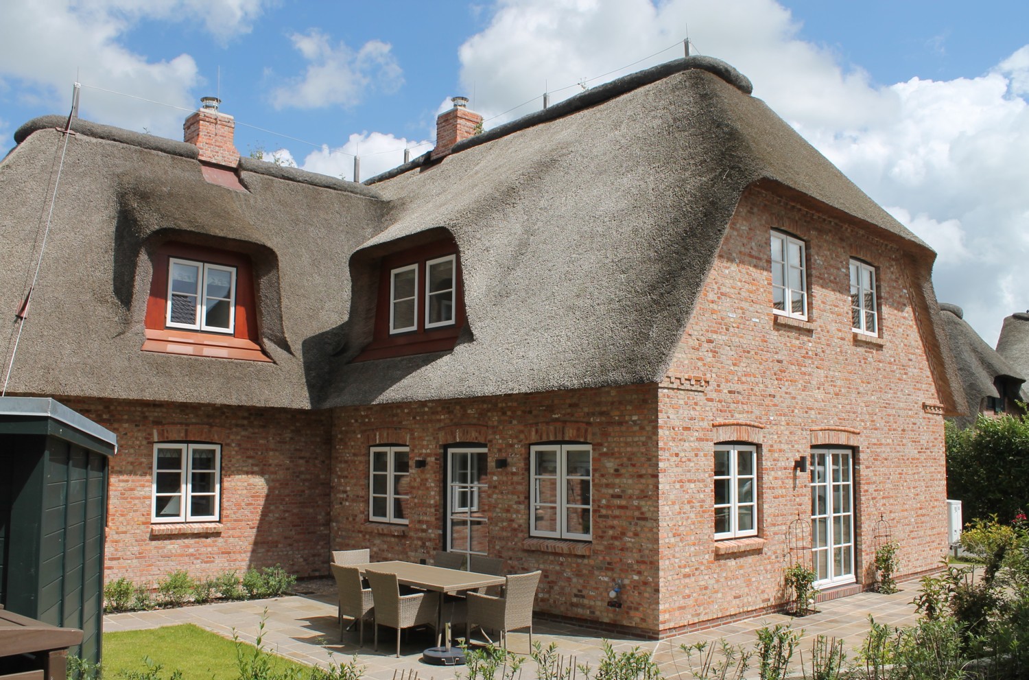 KfW 55-Standard: Hochwertig eingerichtete Doppelhaushälfte unter Reet