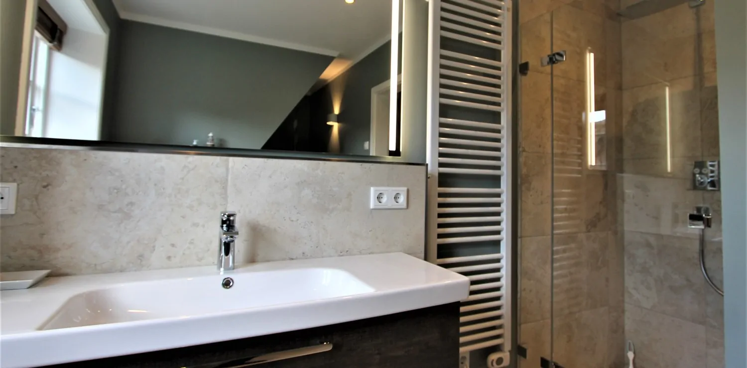 KfW 55-Standard: Hochwertig eingerichtete Doppelhaushälfte unter Reet