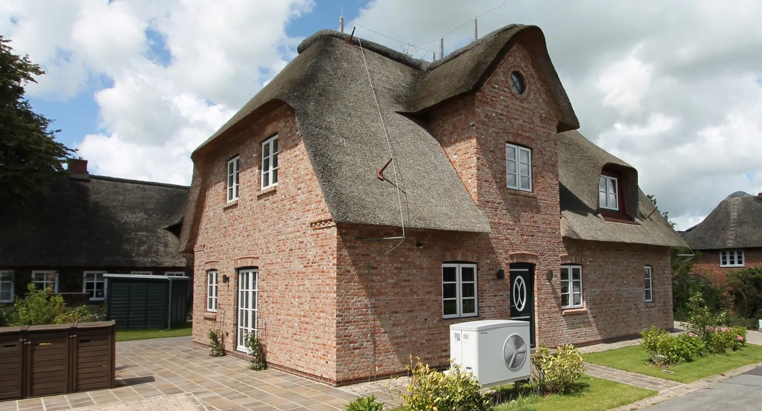 KfW 55-Standard: Hochwertig eingerichtete Doppelhaushälfte unter Reet