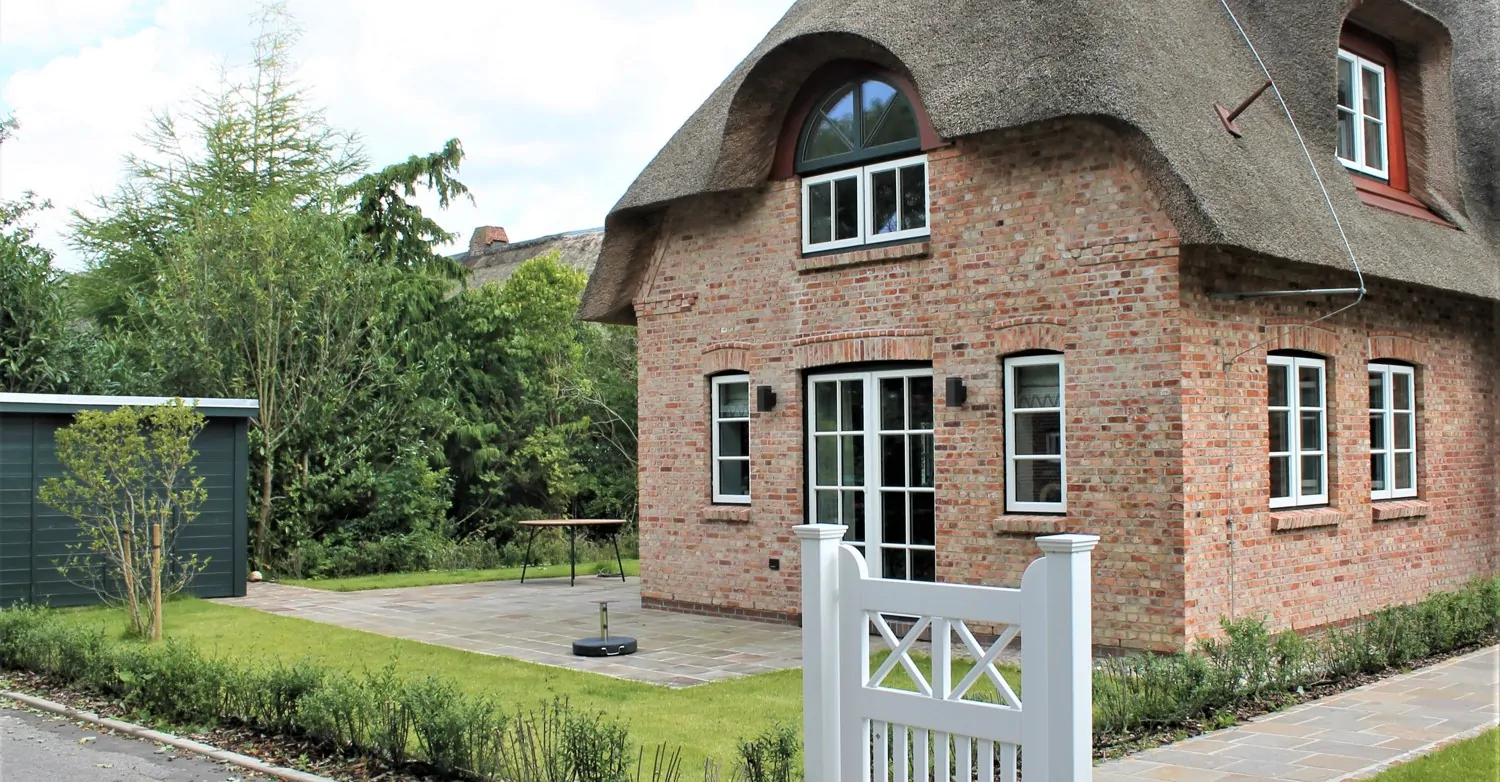 KfW 55-Standard: Hochwertig eingerichtete Ferienhaushälfte unter Reet