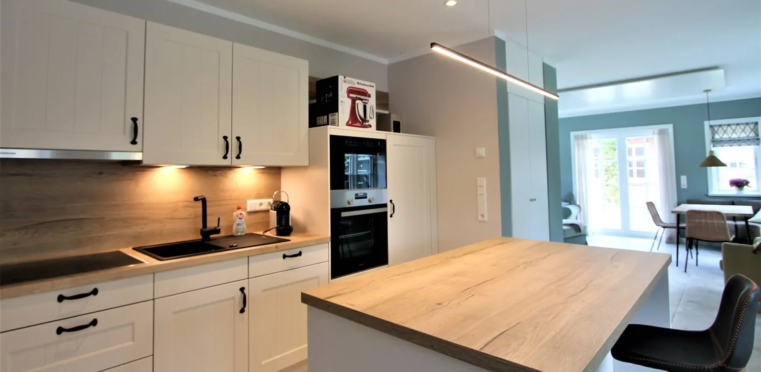 KfW 55-Standard: Hochwertig eingerichtete Ferienhaushälfte unter Reet