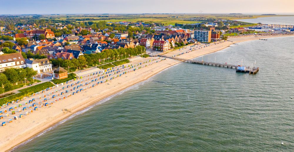 KfW 55-Standard: Hochwertig eingerichtete Ferienhaushälfte unter Reet