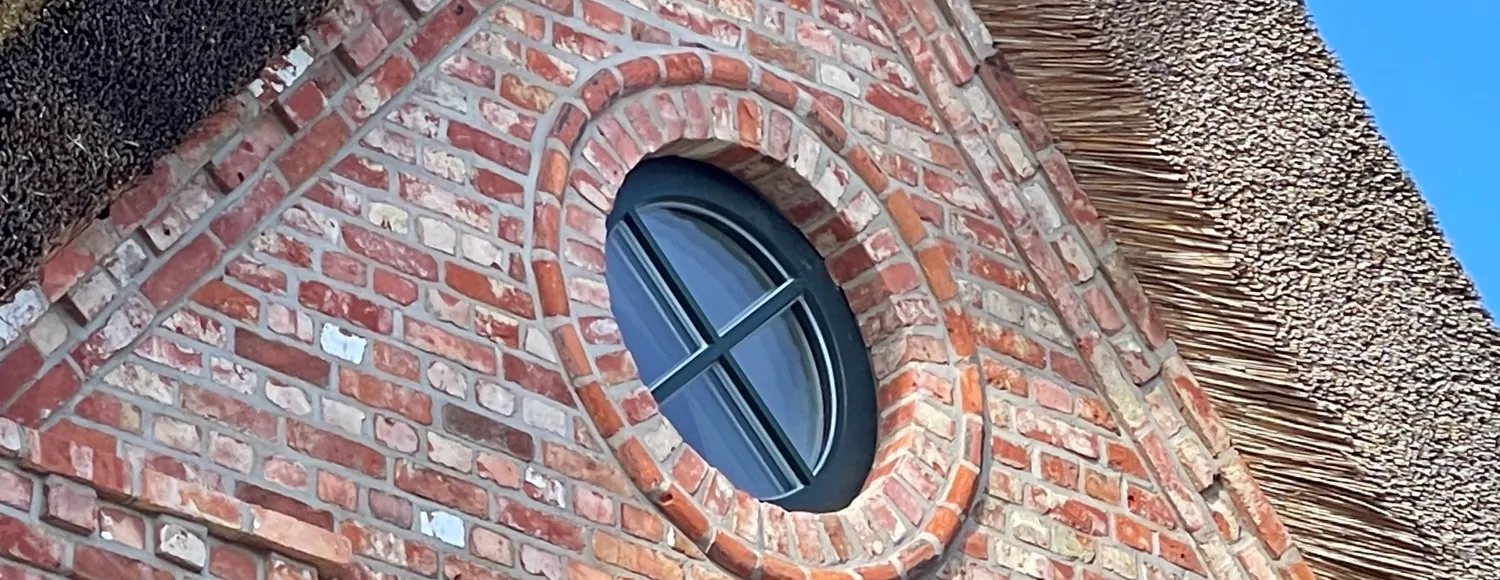 KfW 55-Standard: Hochwertig eingerichtete Ferienhaushälfte unter Reet