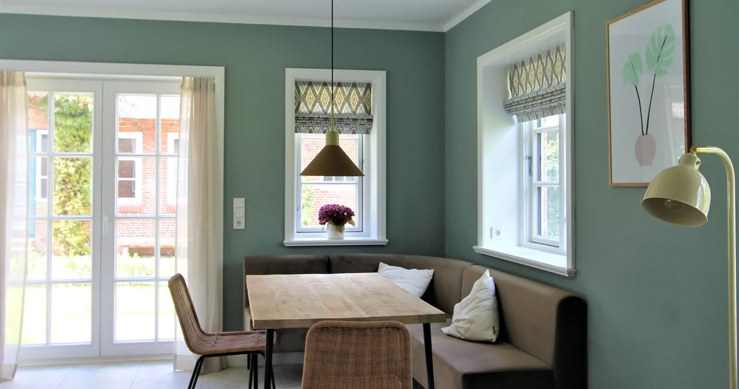 KfW 55-Standard: Hochwertig eingerichtete Ferienhaushälfte unter Reet