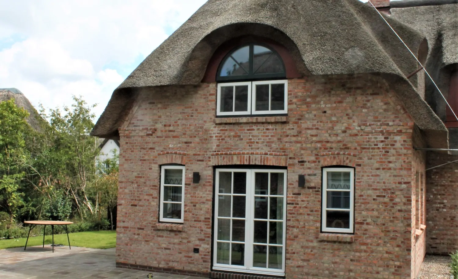 KfW 55-Standard: Hochwertig eingerichtete Ferienhaushälfte unter Reet