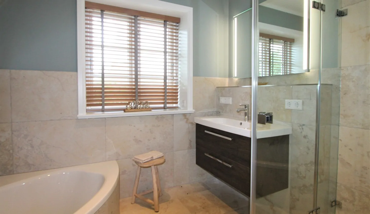 KfW 55-Standard: Hochwertig eingerichtete Ferienhaushälfte unter Reet