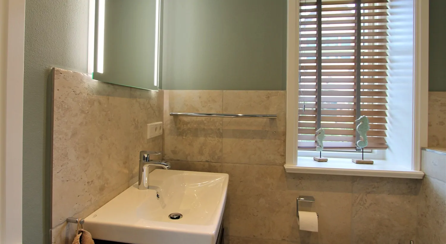 KfW 55-Standard: Hochwertig eingerichtete Ferienhaushälfte unter Reet