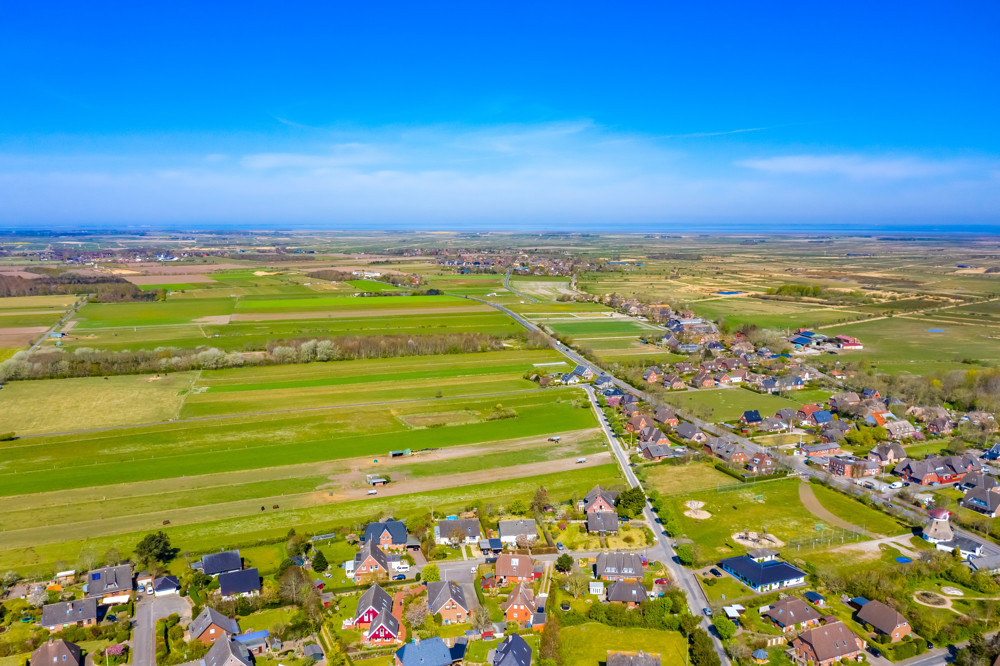 KfW 55-Standard: Hochwertig eingerichtete Neubau-Ferienhaushälfte unter Reet