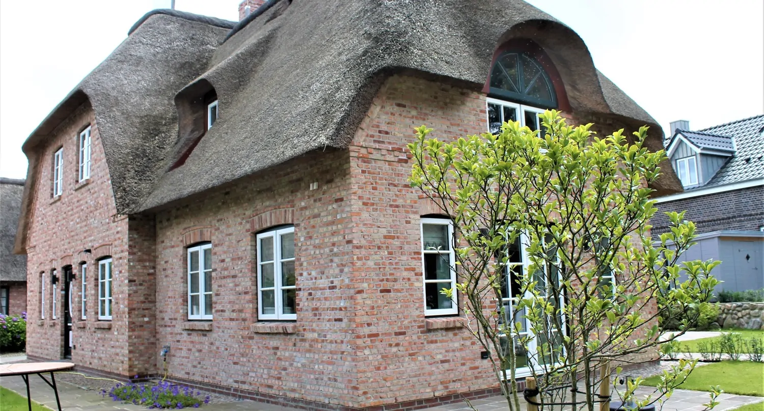 KfW 55-Standard: Hochwertig eingerichtete Ferienhaushälfte unter Reet