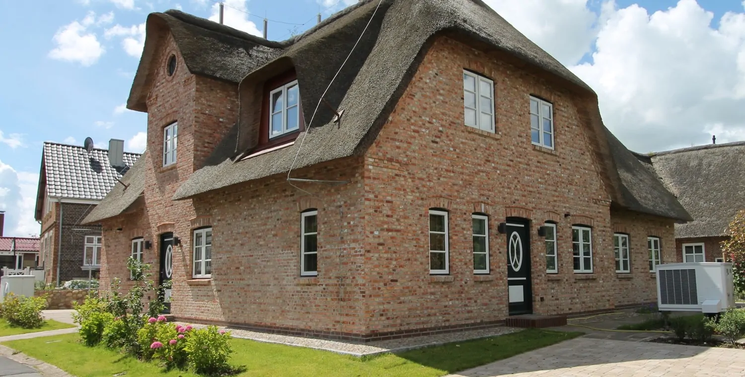 KfW 55-Standard: Hochwertig eingerichtete Ferienhaushälfte unter Reet