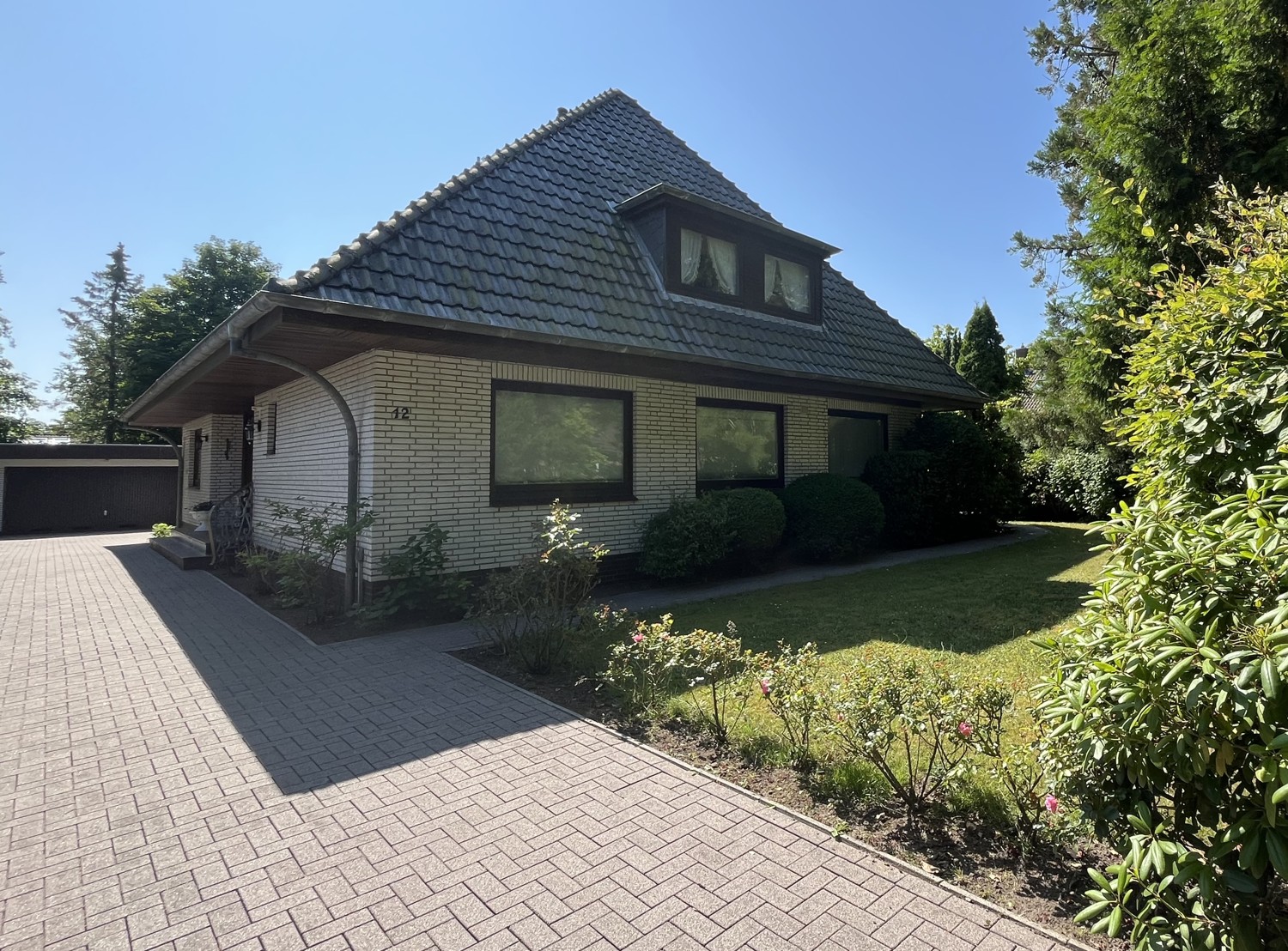 Walmdach-Villa in begehrter Wohnlage