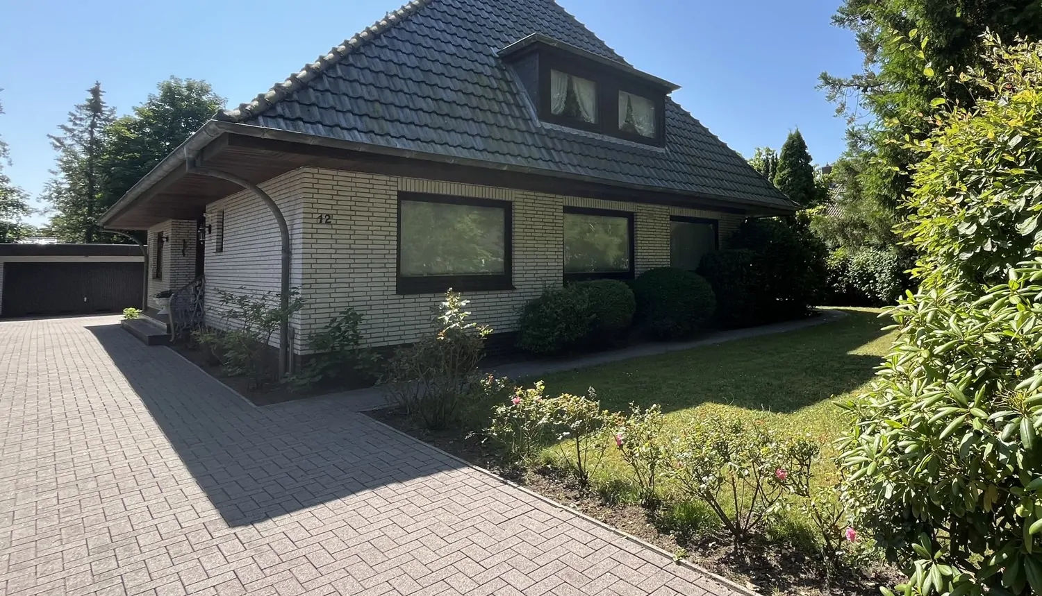 Walmdach-Villa in begehrter Wohnlage