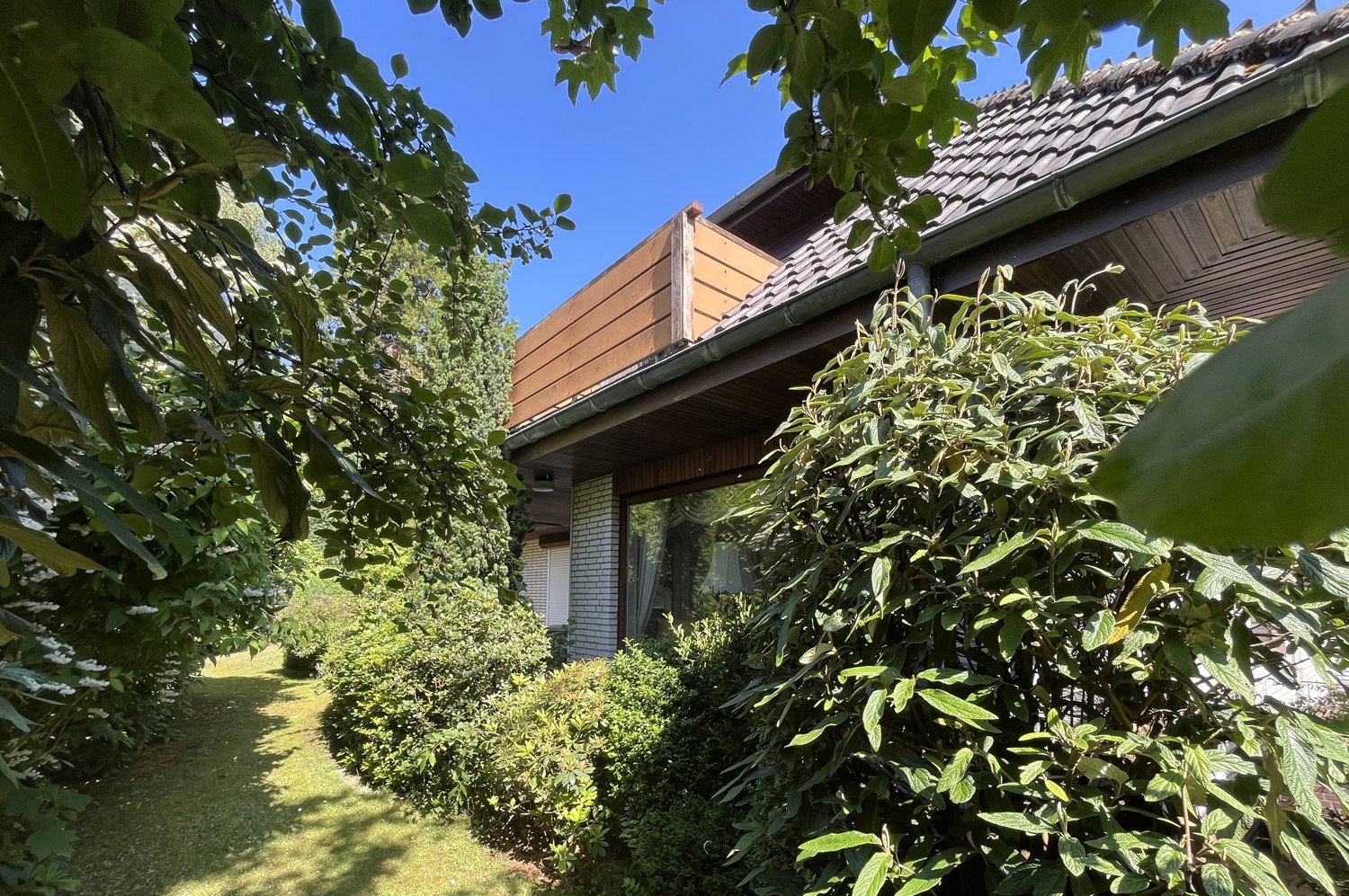 Walmdach-Villa in begehrter Wohnlage