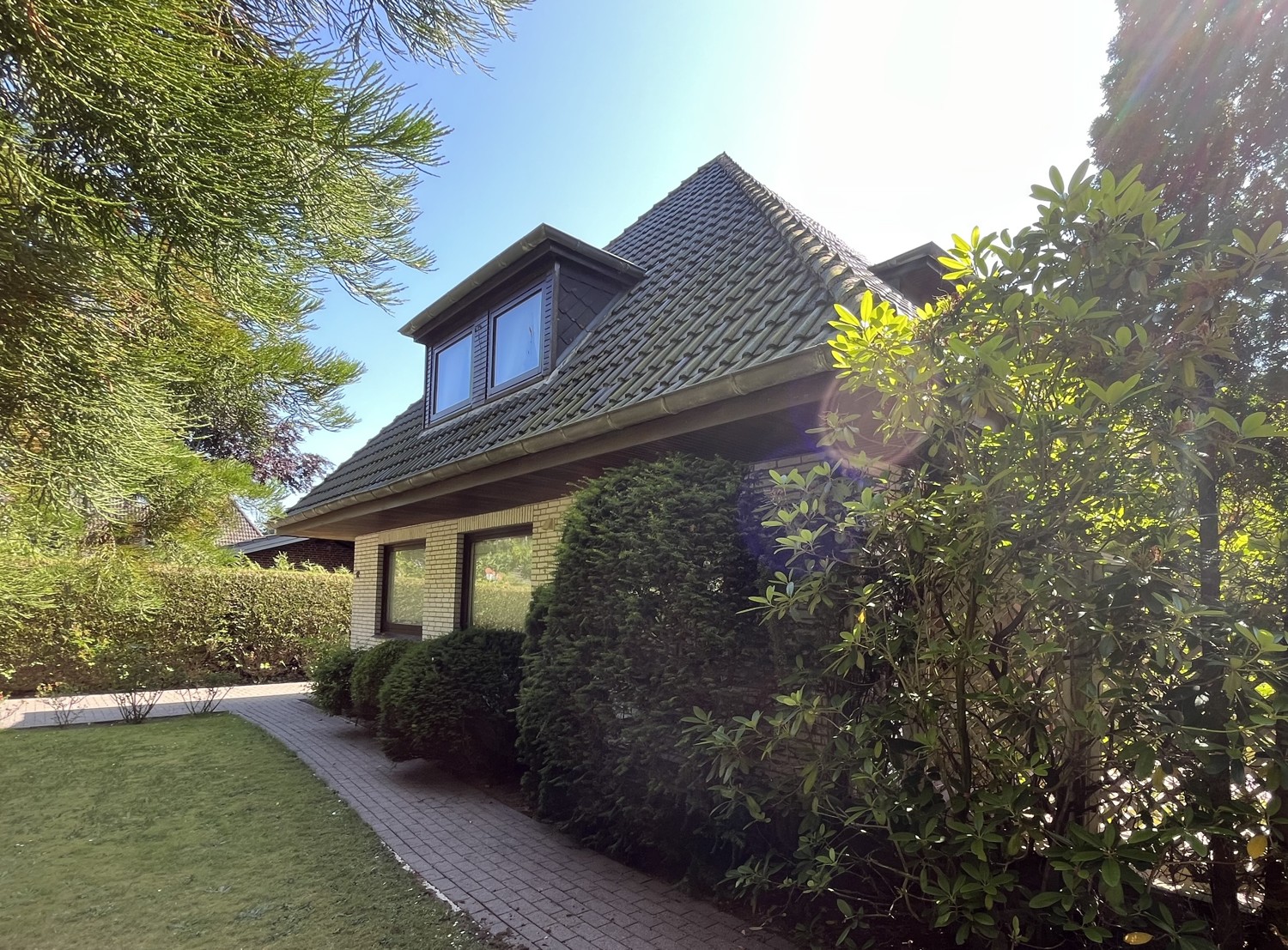 Walmdach-Villa in begehrter Wohnlage