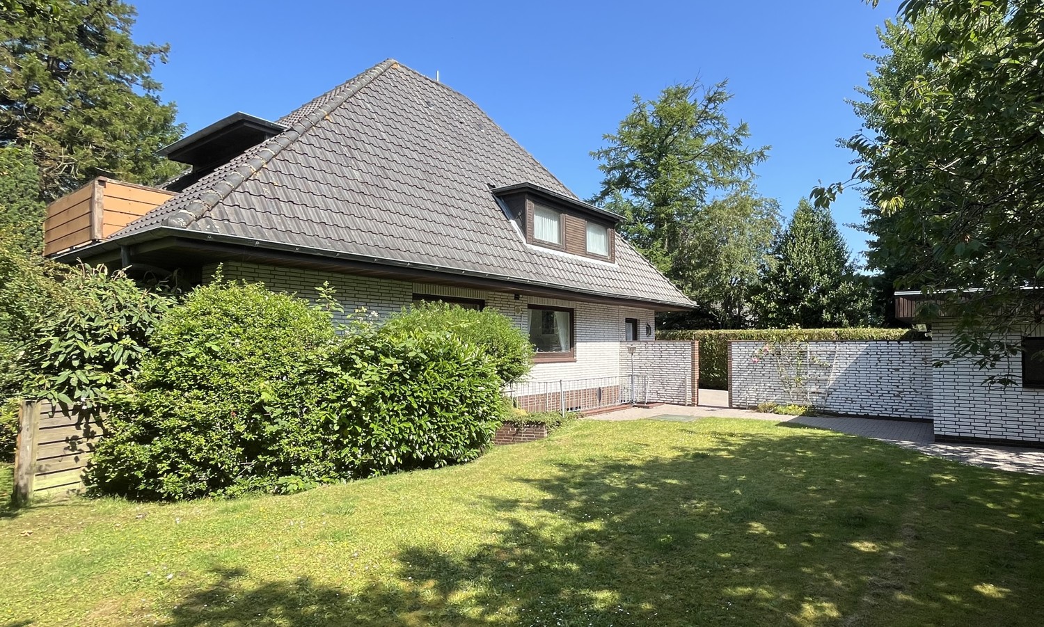 Walmdach-Villa in begehrter Wohnlage