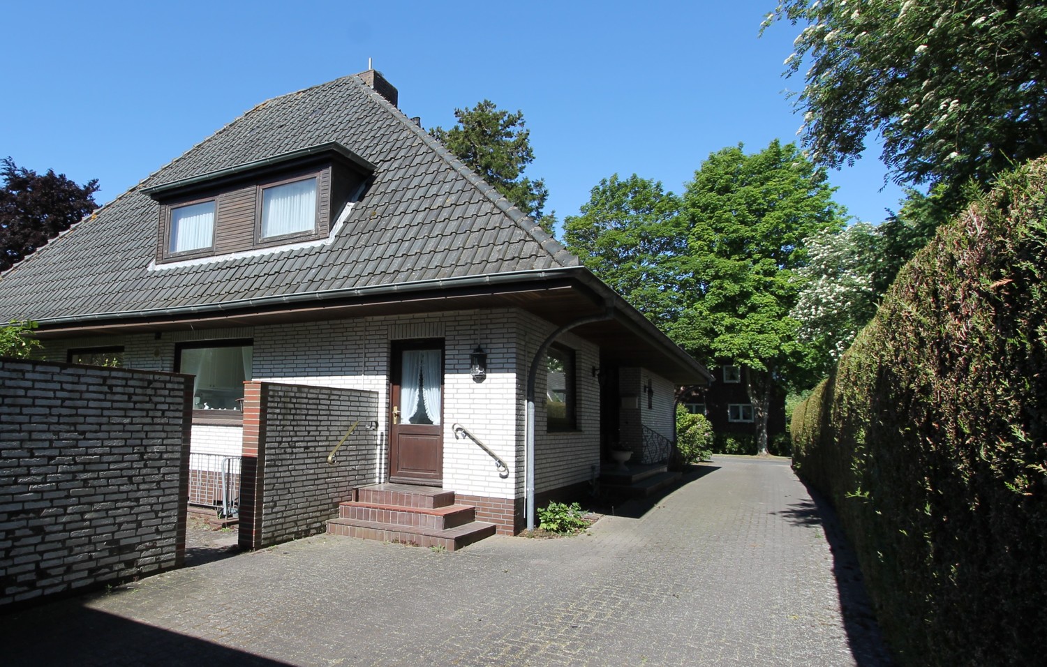 Walmdach-Villa in begehrter Wohnlage