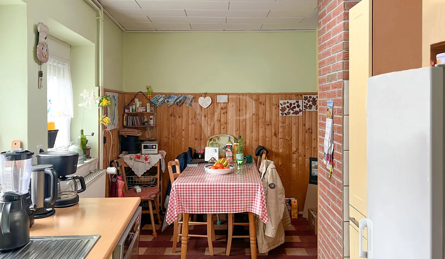 Küche mit kleinem Essbereich