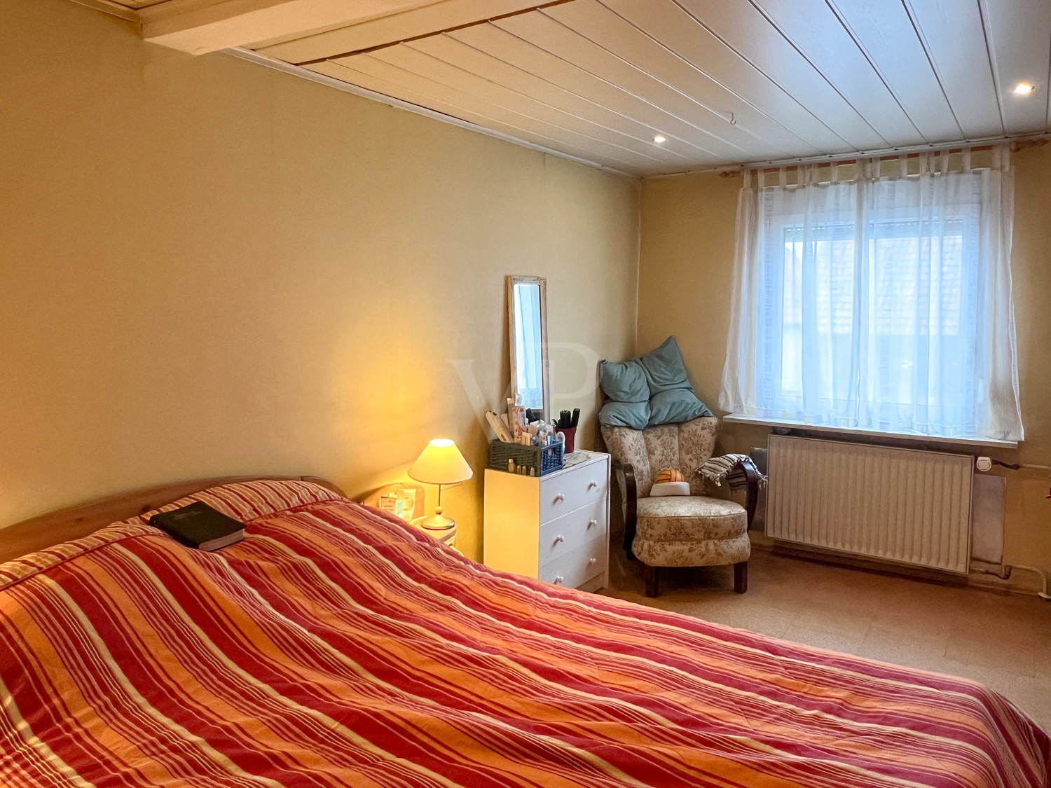 Schlafzimmer mit  Ankleidebereich links