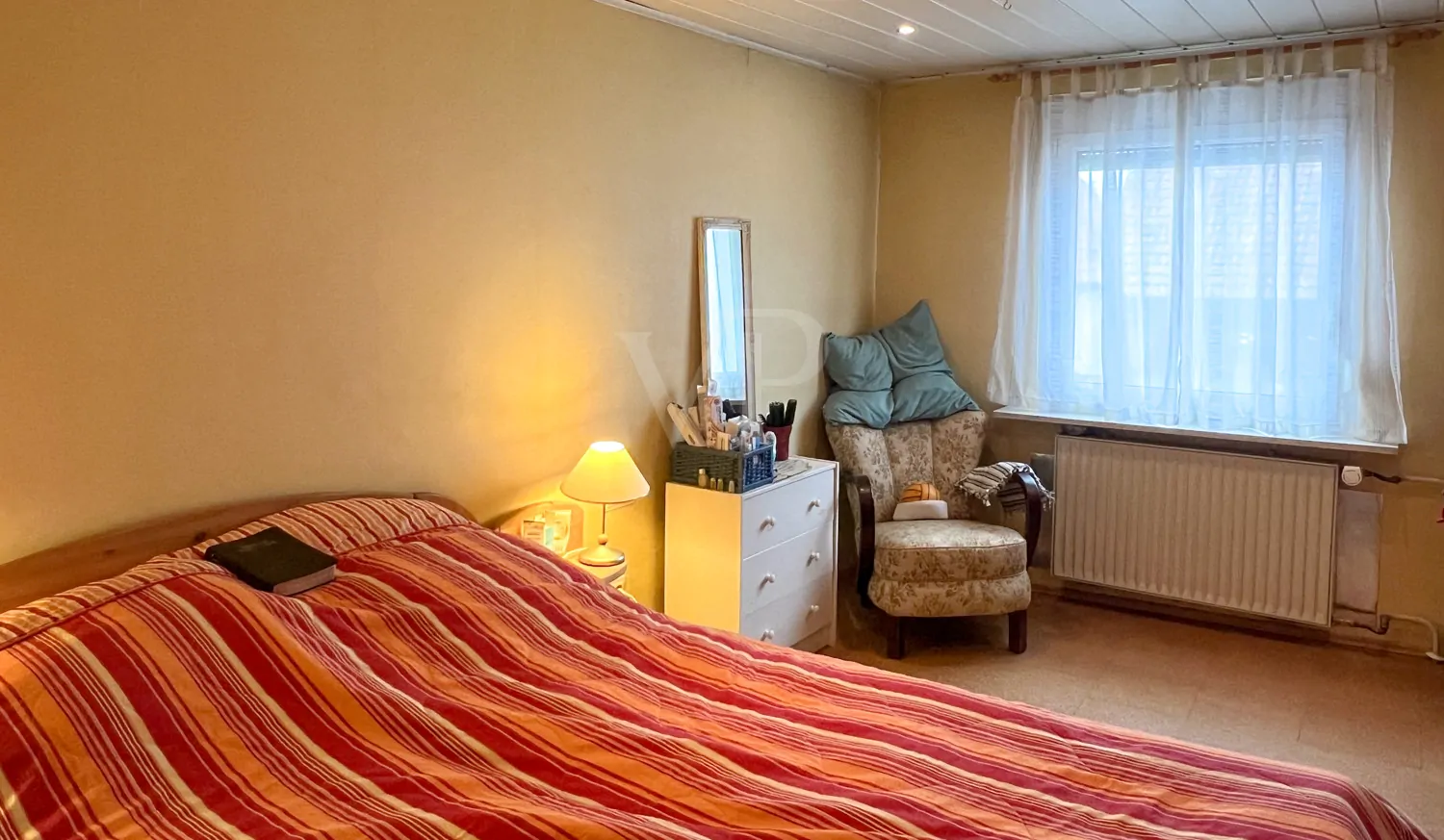 Schlafzimmer mit  Ankleidebereich links