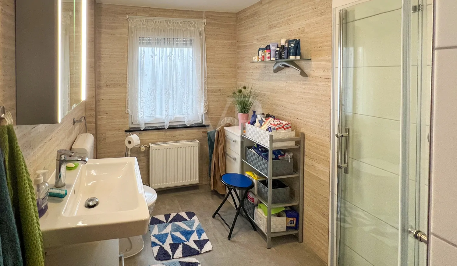 Badezimmer mit ebenerdiger Dusche