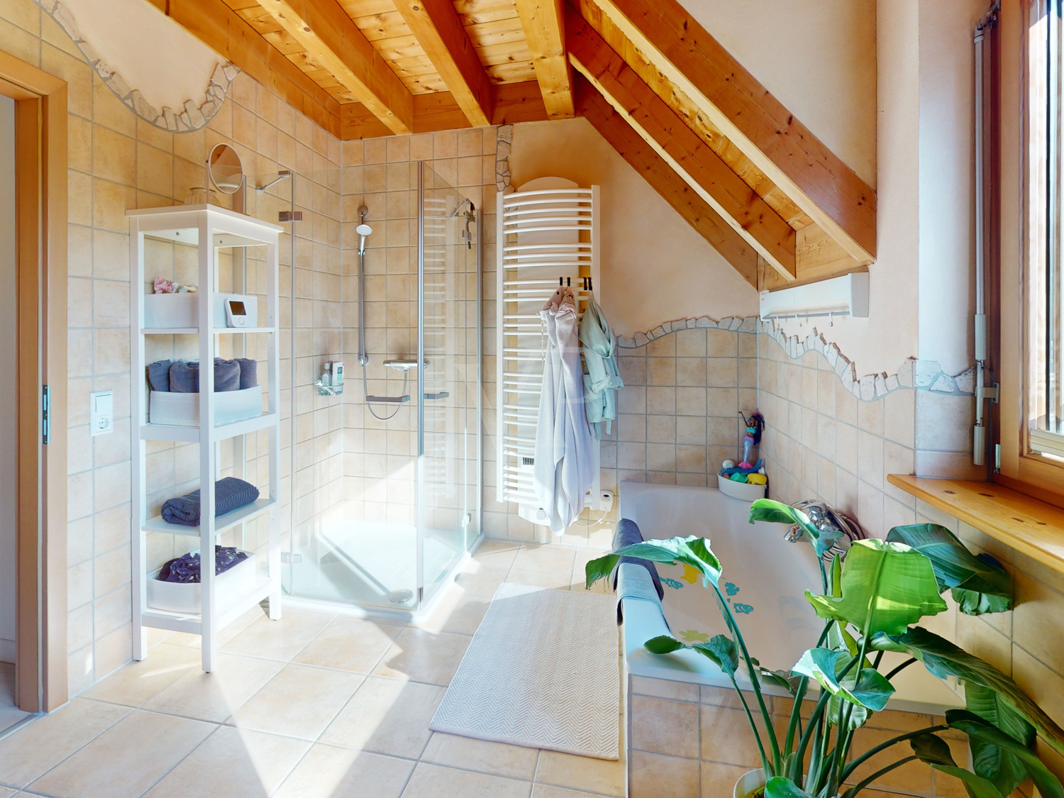 Badezimmer mit Dusche und Badewanne