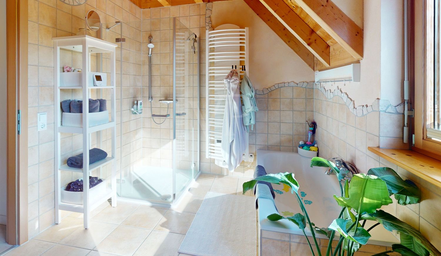 Badezimmer mit Dusche und Badewanne