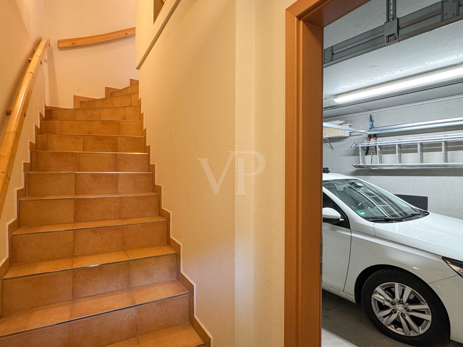 Treppenaufgang von der Garage