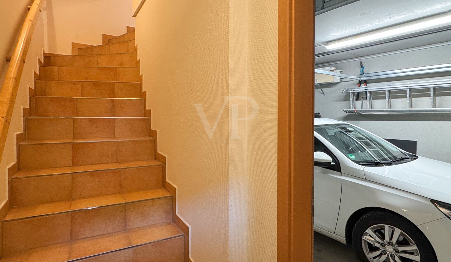 Treppenaufgang von der Garage
