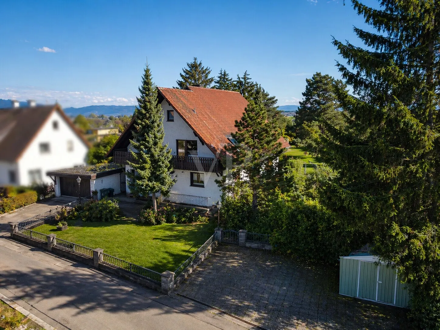 Doppelgarage + Stellplätze direkt am Haus