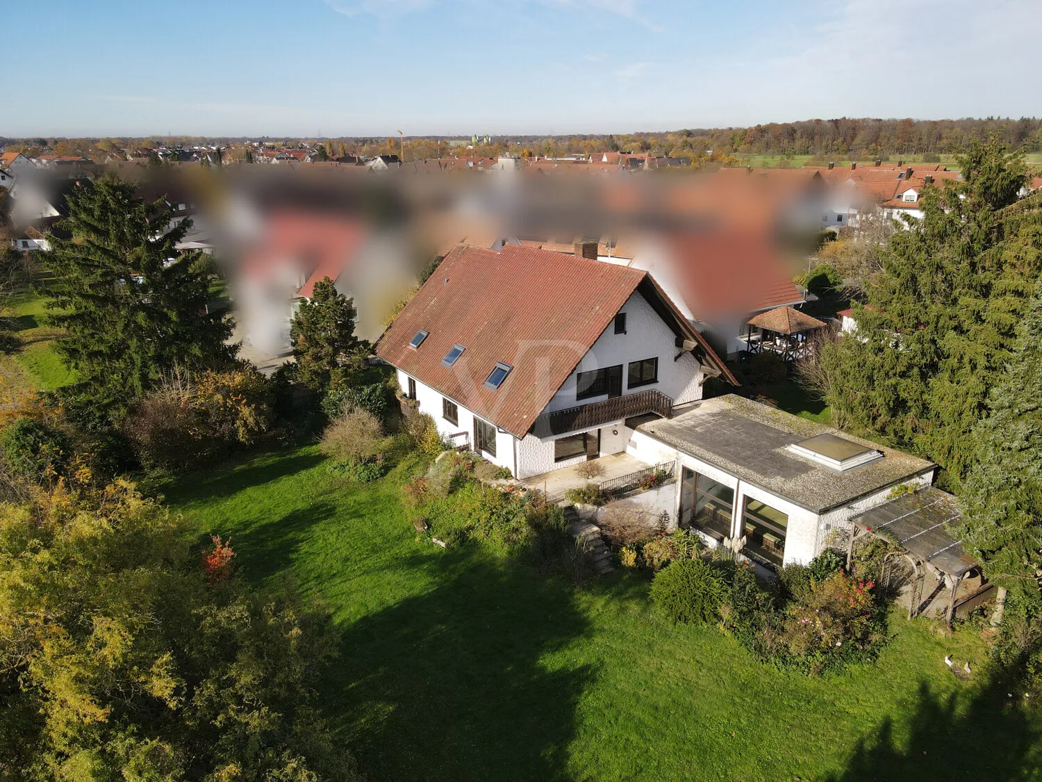 Gebäudeansicht mit Dachterrasse
