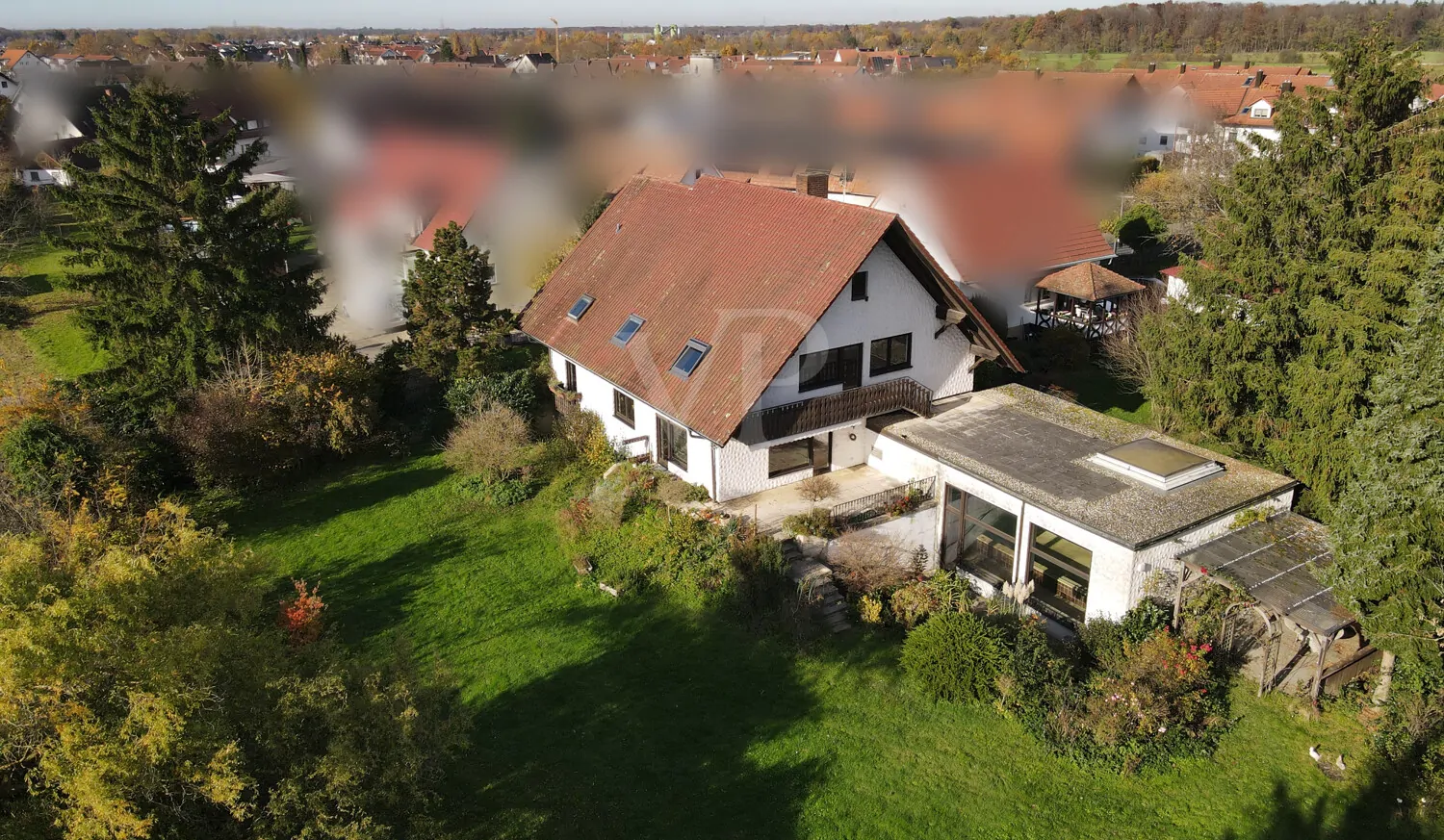 Gebäudeansicht mit Dachterrasse