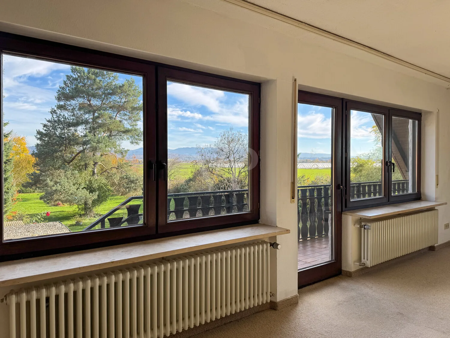 Panoramablick vom Schlafzimmer auf die Berge