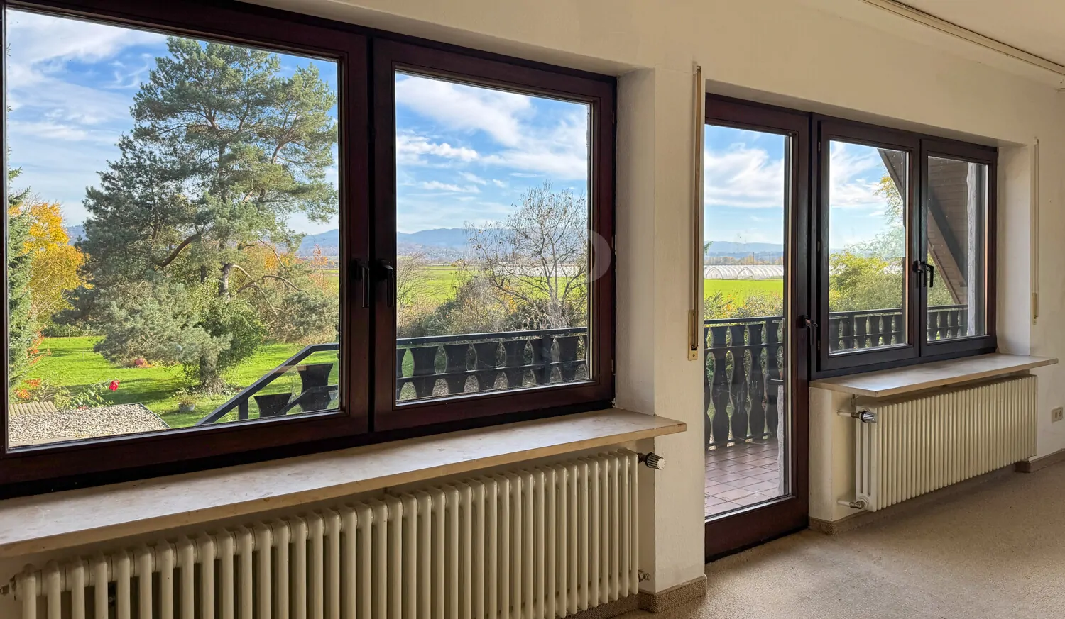 Panoramablick vom Schlafzimmer auf die Berge