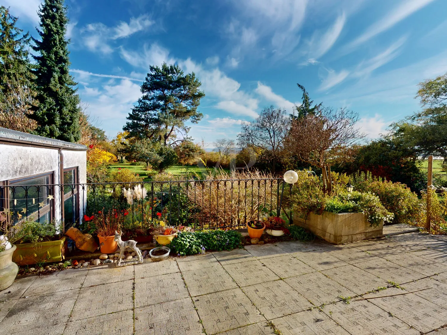 Gartenansicht von der Terrasse mit Schwimmbad auf der linken Seite