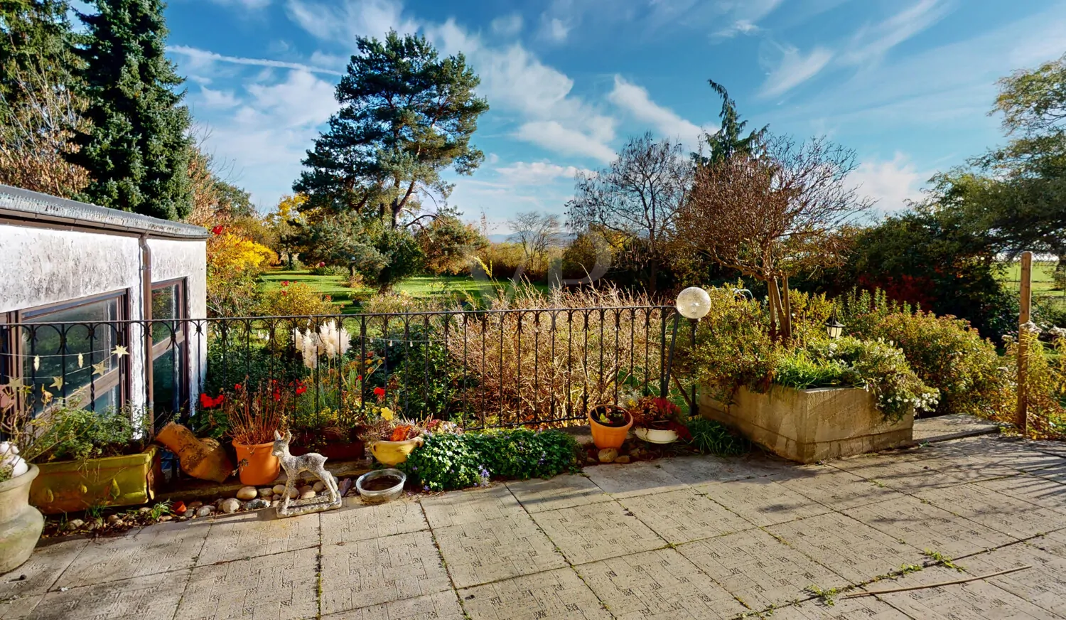 Gartenansicht von der Terrasse mit Schwimmbad auf der linken Seite