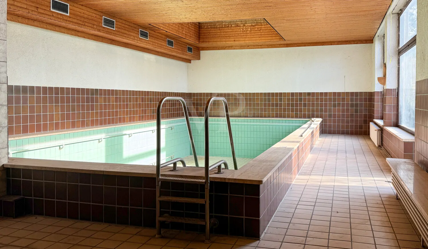 Wellnessbereich mit Schwimmbad und Sauna im Untergeschoss