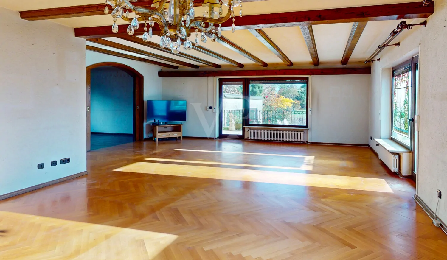 Offener Wohnbereich mit direktem Zugang zur Terrasse