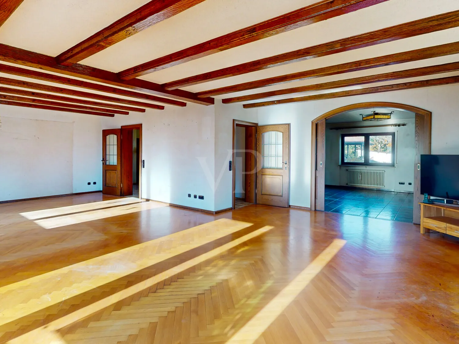 Offener Übergang vom Wohnzimmer zum Kaminzimmer