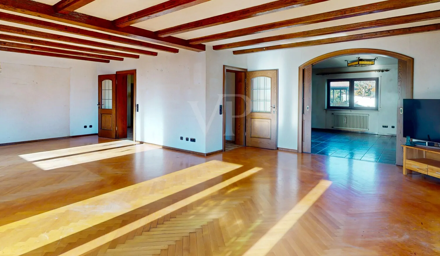 Offener Übergang vom Wohnzimmer zum Kaminzimmer