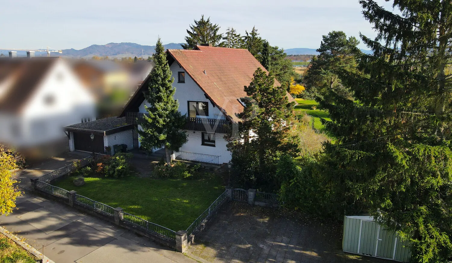 Praktische Doppelgarage und Stellplätze direkt am Haus