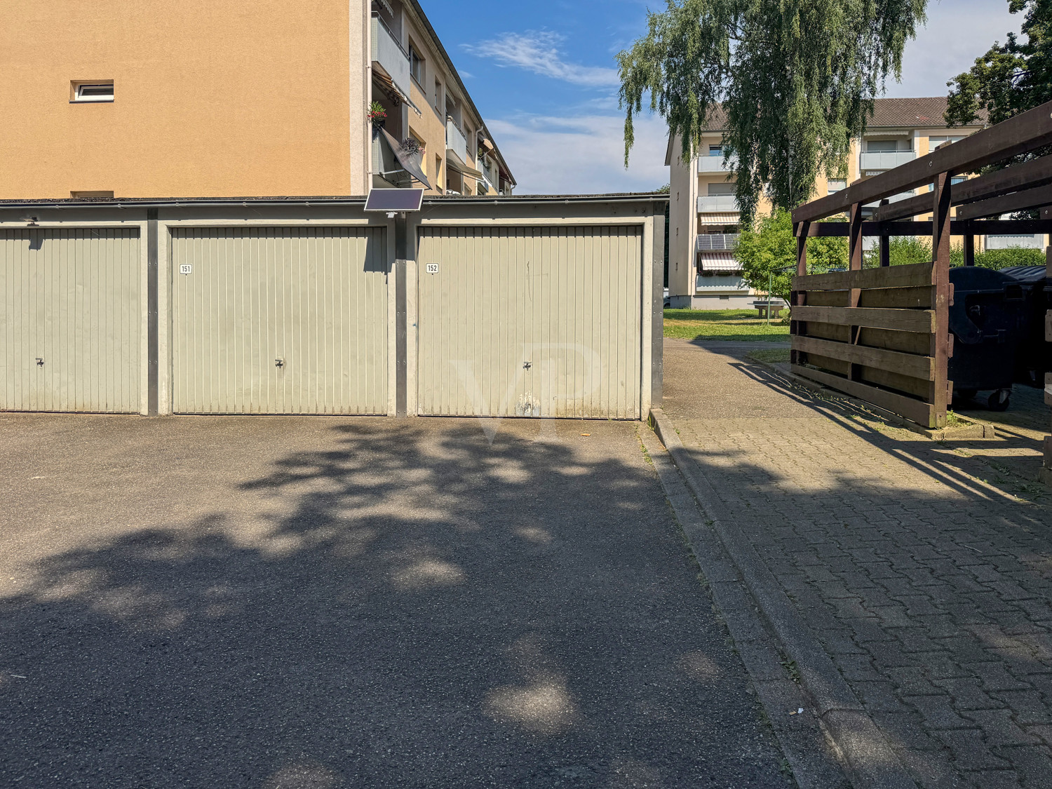 Garage mit PV Anlage rechts