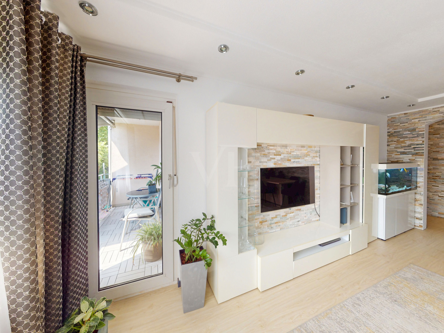 Wohnzimmer mit Zugang zum Balkon