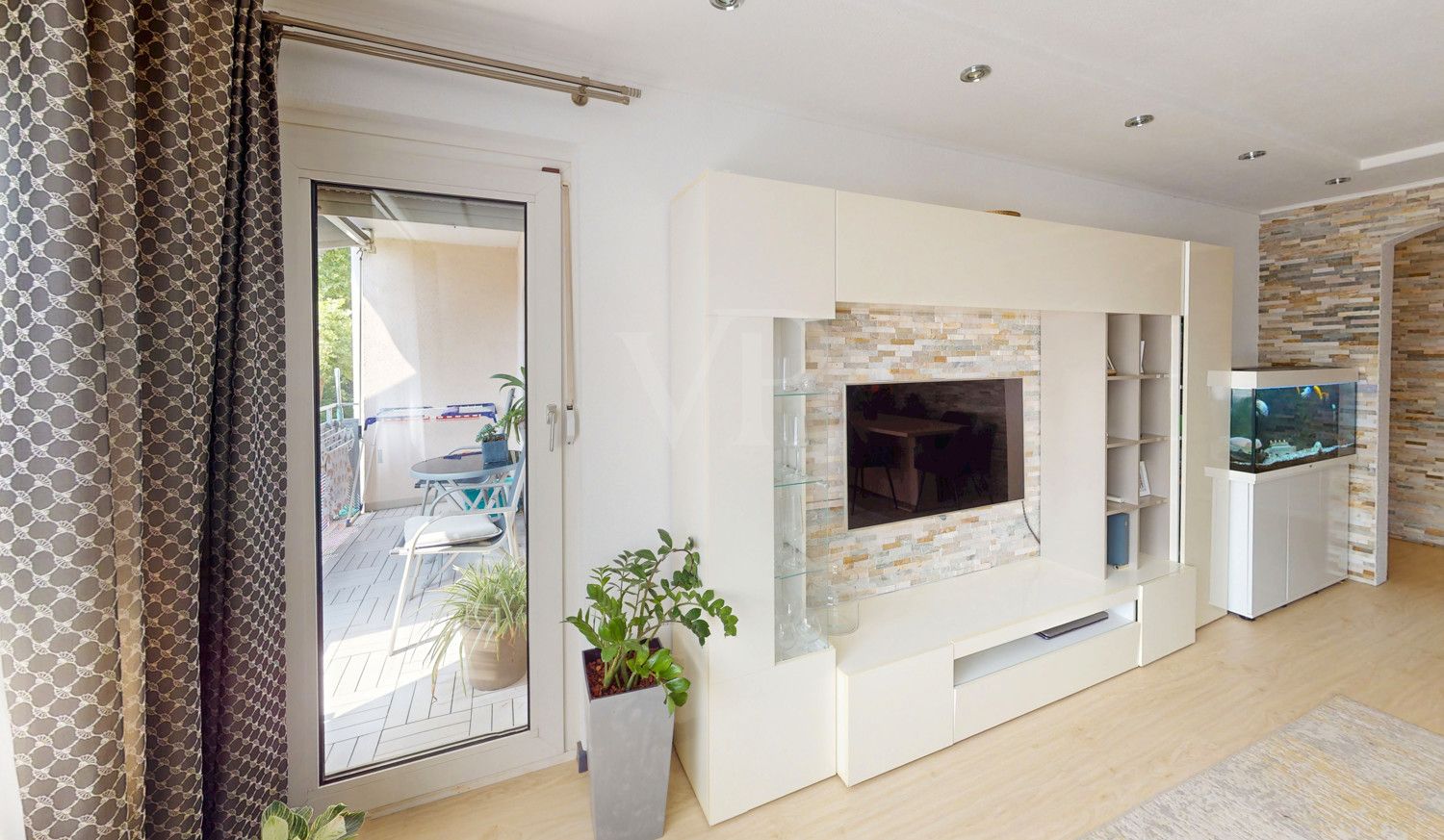 Wohnzimmer mit Zugang zum Balkon
