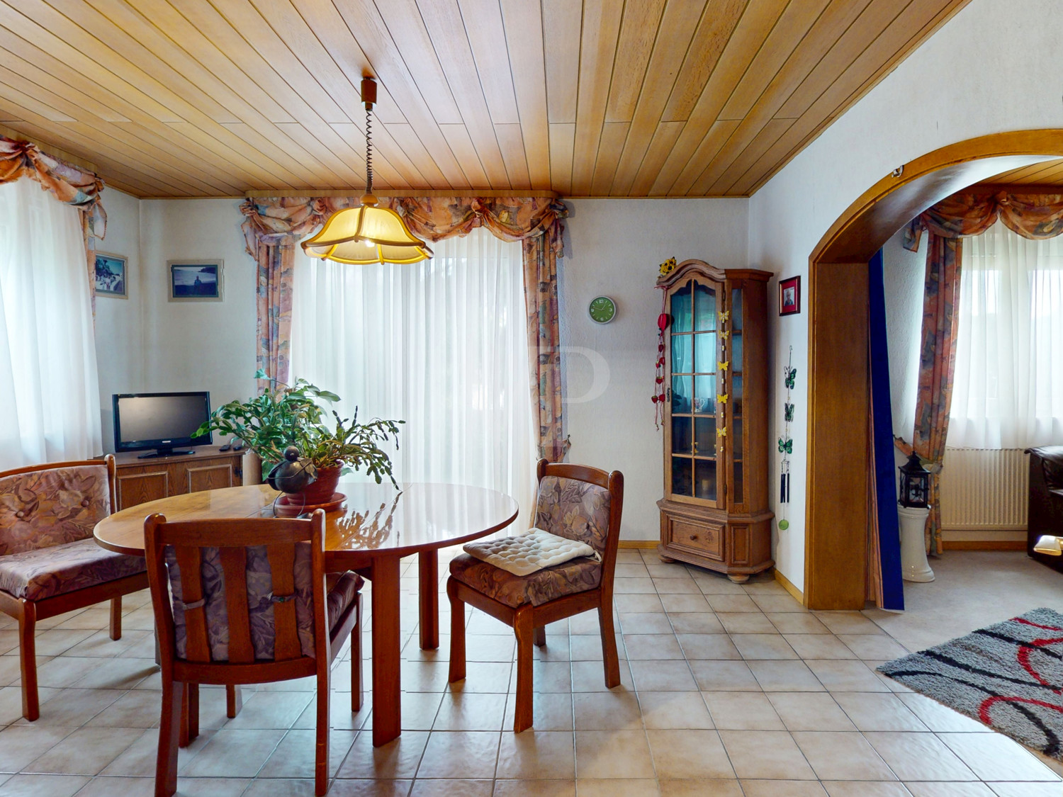 Esszimmer mit angrenzendem Wohnzimmer