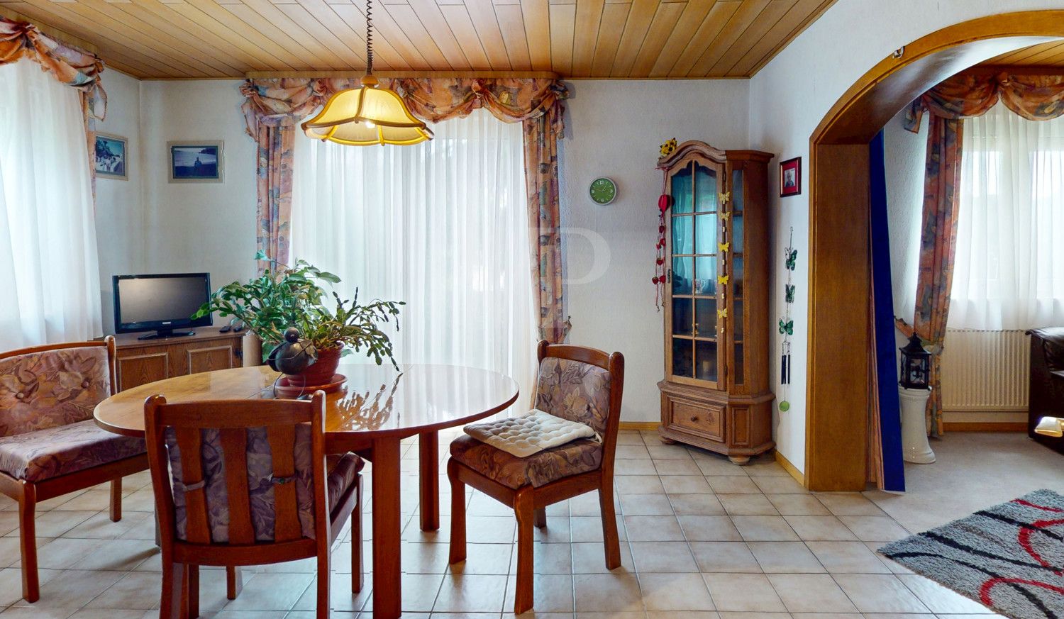 Esszimmer mit angrenzendem Wohnzimmer