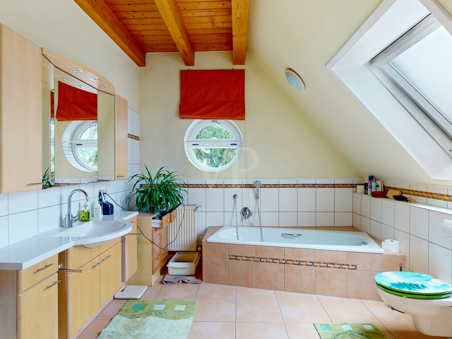 Geräumiges Badezimmer