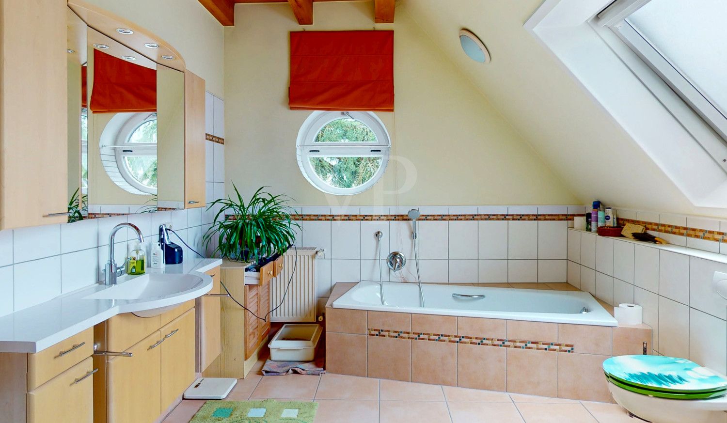 Geräumiges Badezimmer